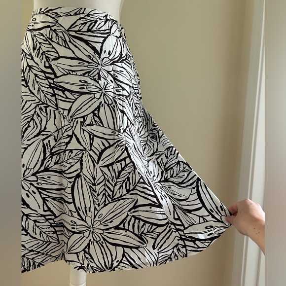 CUTE Brown/White Skirt - Picture 3 of 4